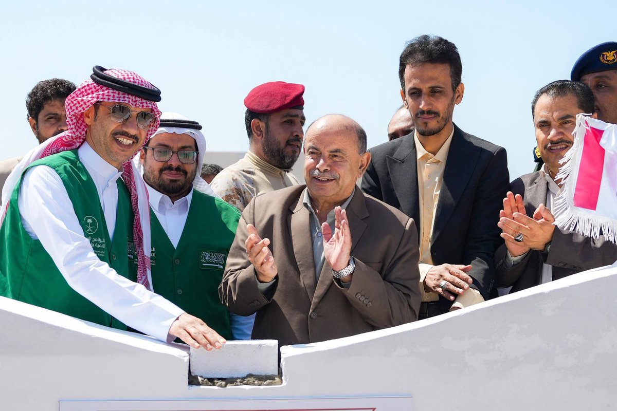 NaserAlsaket's tweet photo. بمباركة وجهود تكامليةتم اليوم وضع حجر الأساس لمشاريع محطات توليد #كهرباء بقدرة 100 ميجا لساحل #حضرموت
المشروع يأتي ثمرة تعاون بين #البرنامج_السعودي_لتنمية_وإعمار_اليمن ووزارة الكهرباء، وبتنفيذ شركة الخليج العالمية وفق نظام (BOT) لتعزيز استقرار الطاقة ورفع كفاءة الخدمات الأساسية. https://t.co/JTy9ddqCuq