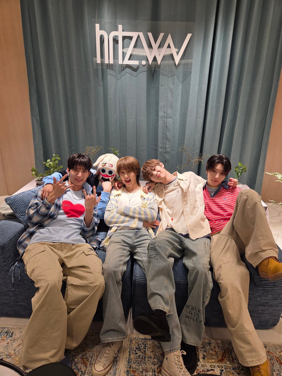 Lexee 👽 tweet media