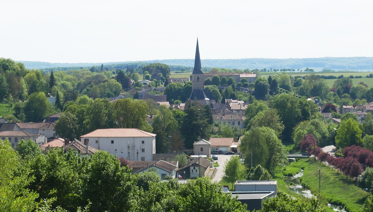 BLE_Lorraine's tweet image. Vézelise ou le pot de chambre de la Lorraine ?

Juste au-dessus des grandes armes de #Lorraine se trouve un curieux personnage tout tordu et au-dessus duquel trône un étrange récipient. Un pot de chambre !

blelorraine.fr/2023/03/vezeli…
