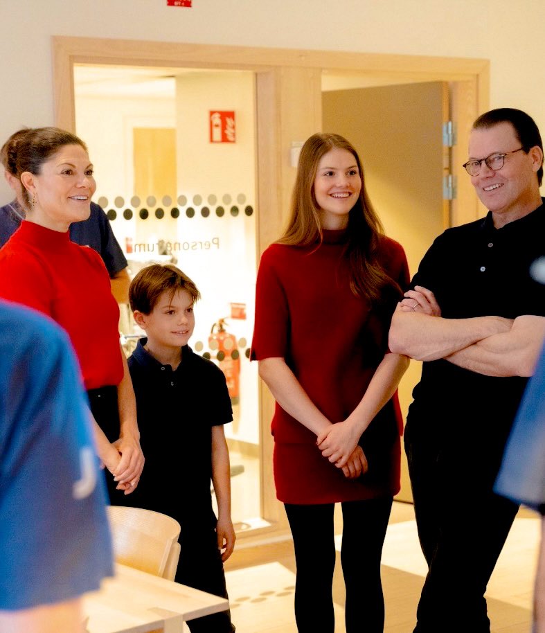 royalchildren_'s tweet photo. #CrownPrincessVictoria #PrinceDaniel #PrincessEstelle and #PrinceOscar of Sweden visit Sachsska Children's and Youth Hospital to wish the staff a Merry Christmas, in Södermalm in Stockholm, Sweden 🏥🎄 -December 24th 2025.
.
📷 : Sara Friberg/Kungahuset. https://t.co/EFwlqUFPDv