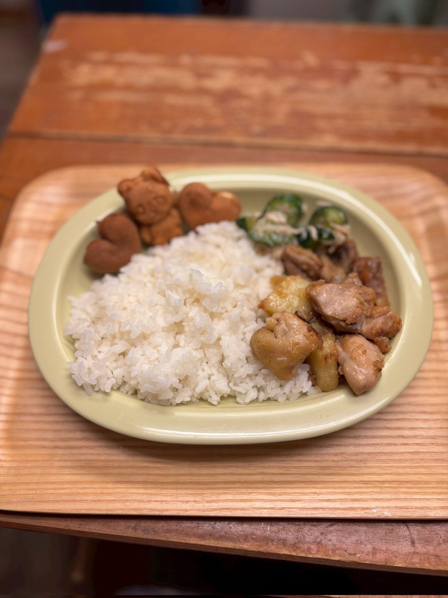 ouchi__gohan's tweet photo. ⭐️活動報告⭐️
今日は鶏もも肉とじゃがいもの照り焼き、きゅうりと鶏ササミの中華あえでした！🥒🐔
子ども食堂円卓会議でいただいた食材を使ったり、旬の新じゃが🥔を使った料理をしました！
⁡⁡
⁡#しらさぎおうちごはん #こども食堂 #大阪公立大学 #ボランティア #堺市 https://t.co/GHVG7zAzvO