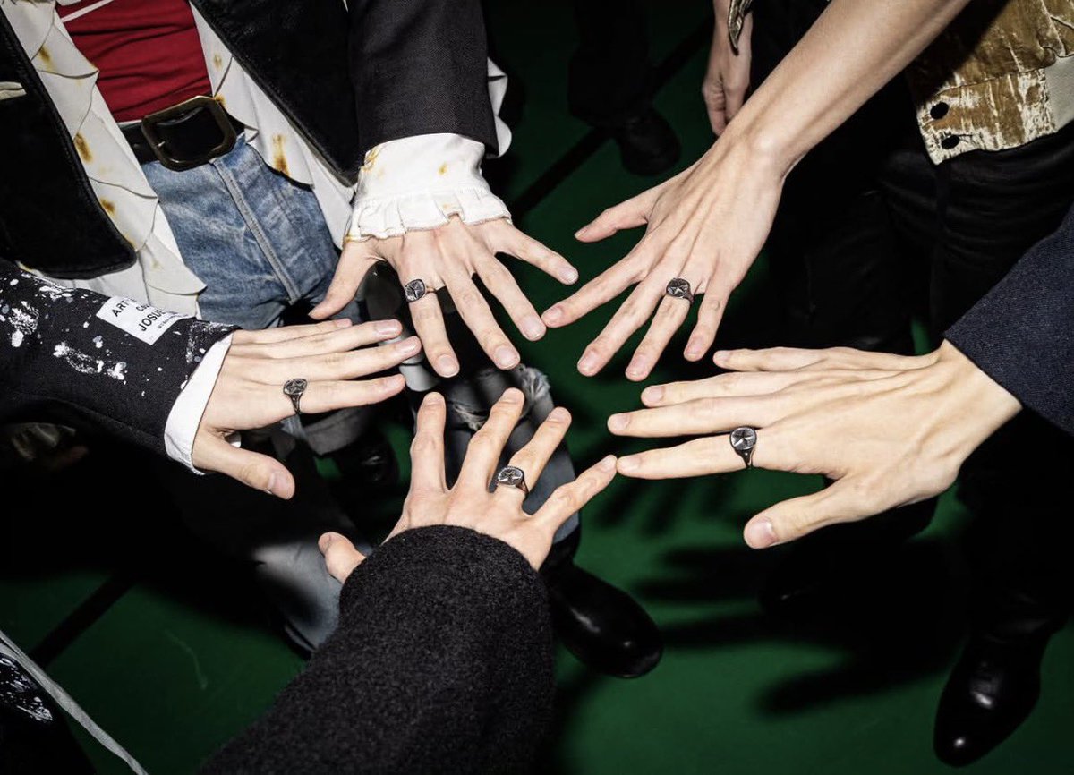 my txteez with their matching friendship rings 😭😭😭😭😭 THATS MY FUCKING FAMILY 😭😭😭😭😭😭😭