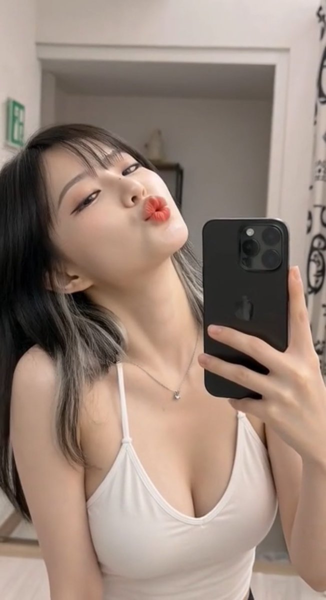 AkariJiwoo's tweet photo. Would you date a nerdy Asian girl? 
#asiangirl #girl #altgirl #beautiful #altgirlfriend https://t.co/IAW6i3GHjV