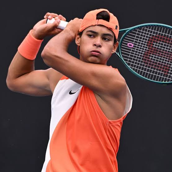 chbrasileiros's tweet image. Hoje é um dia histórico para o esportes brasileiro. Especialmente o tênis. 🎾

A ITF atualizou os rankings mundiais da categoria junior e pela primeira vez na história temos duas tenistas no Top-10 feminino 🇧🇷🥹❤️

Victória Barros é a nova número 8 e Naná Silva agora é a 10ª