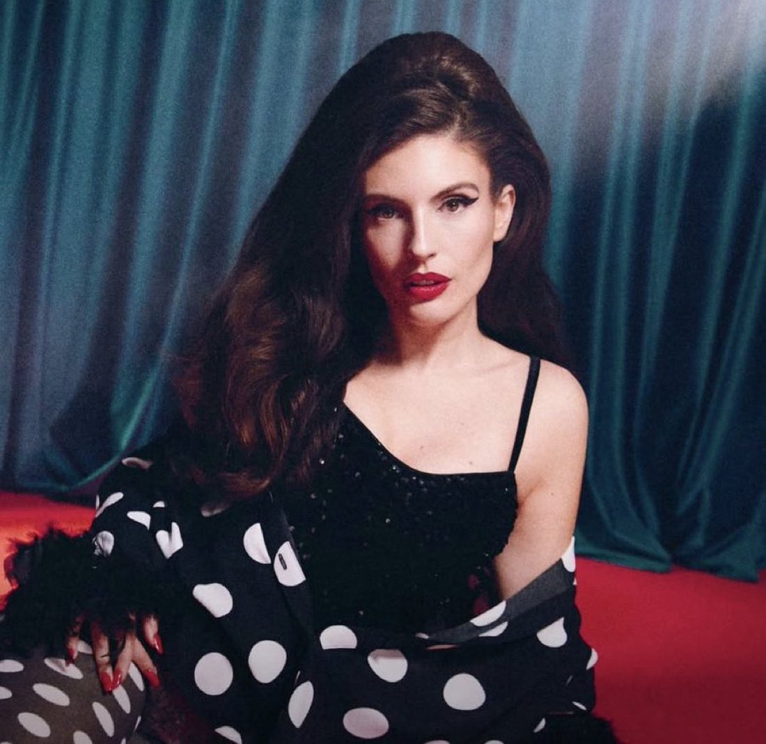 ditoupdate's tweet photo. Il Tribunale di Roma ha rigettato il ricorso relativo all'utilizzo del titolo "Miss Italia", confermando che il nuovo album di @Ditonellapiaga potrà mantenere la sua denominazione originale.

Ecco il commento della cantante: "È bello sapere che la possibilità di potersi esprimere artisticamente in libertà sia considerato un valore importante da tutelare, soprattutto quando non si intacca la dignità altrui. Credo nella potenza delle immagini, nel loro potere evocativo per raccontare un vissuto o un'emozione. In "Miss Italia" racchiudo tutto il mio mondo interiore in due parole diventate ormai universali, parte dell'immaginario collettivo. Racconto la mia storia: il rapporto con il fallimento, il senso d'inadeguatezza e l'accettazione dell'imperfezione, sono contenta che questo significato sia arrivato".