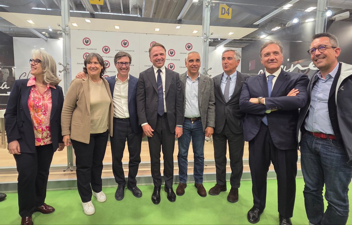 chianticlassico's tweet photo. Lo stand del #ChiantiClassico a #Vinitaly2026 accoglie il Ministro Francesco Lollobrigida.
Un brindisi al #GalloNero 🍷 https://t.co/WsMYB0ErbN