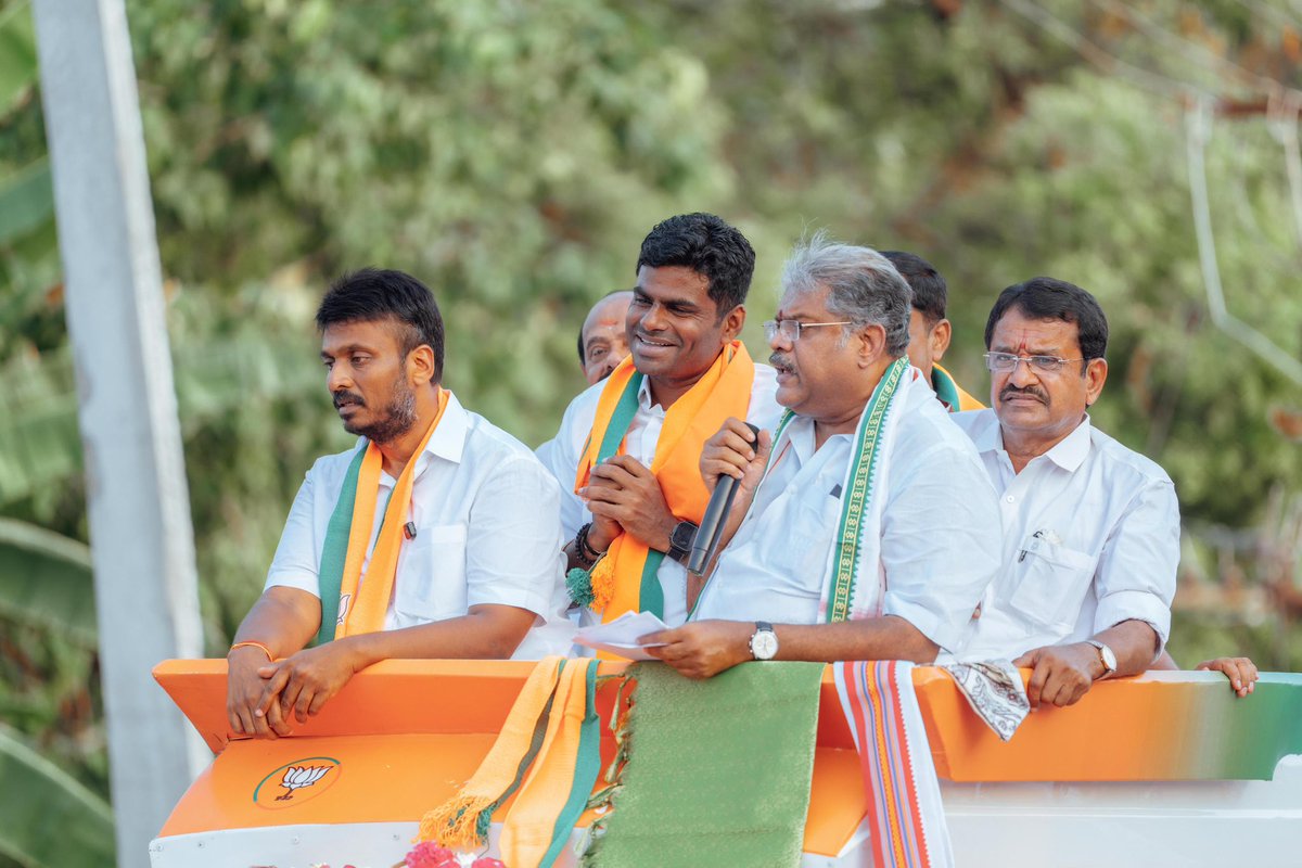 annamalai_k's tweet photo. வரும் 23 ஆம் தேதி நடைபெற இருக்கும், தமிழக சட்டமன்றத் தேர்தலில் திமுகவின் ஆட்சியை விரட்டியடித்து, தமிழக மக்கள் எதிர்பார்க்கும் நல்லாட்சியை வழங்கிட உறுதி கொண்டிருக்கும் தேசிய ஜனநாயகக் கூட்டணி சார்பில் ஈரோடு மேற்கு தொகுதியில் களம் காணும் நமது தமிழ் மாநில காங்கிரஸ் கட்சியின் வெற்றி வேட்பாளர் திரு.M.யுவராஜா அவர்களை ஆதரித்து நடைபெற்ற பிரச்சார கூட்டத்தில், தமிழ் மாநில காங்கிரஸ் கட்சியின் தலைவர் அண்ணன் திரு. @GK__Vasan அவர்களுடன் பங்கேற்று உரையாற்றினேன். 

கடந்த 5 ஆண்டுகளில், தமிழகத்தில் படுகொலைகளும், பெண்களுக்கு எதிரான குற்றங்களும், போதைப்பொருள் புழுக்கமும் அதிகரித்து சட்டம் ஒழுங்கு சீர்கெட்டுள்ளது. தமிழக அரசில் ஒரு சப்ஸ்டிடியூட் அமைச்சராக இருப்பவர் திரு.முத்துசாமி அவர்கள். திரு.செந்தில் பாலாஜி அவர்கள் சிறைக்கு செல்ல வேண்டிய சூழல் வந்ததால் டாஸ்மாக் துறையை திரு.முத்துசாமி அவர்களிடம் கொடுத்தார்கள். பொறுப்பேற்றவுடன் சாராயத்தை 30ml பாக்கெட்டுகளில் விற்கவேண்டும் என்ற வினோதமான யோசனையை கொடுத்த பெருமைக்குரியவர் அவர். 

நாடு முழுவதும் தேசிய நெடுஞ்சாலைகளில் ஏற்படும் விபத்துகளில் அதிகபட்சமாக தமிழகத்தில் 21,122 விபத்துகள் நடந்துள்ளன. இதில் பெரும்பாலான விபத்துகள் குடிபோதையில் நடந்தவை தான். குடிபோதையில் நடக்கும் குற்றங்களும், உயிரிழப்புகளும் அதிகரித்து வருகிறது. நமது நாட்டின் நெற்களஞ்சியமாக திகழ்ந்த தமிழகம் இன்று நெல் உற்பத்தியில் 10 ஆம் இடத்திற்கு சென்றுள்ளது. காவிரி நீர் குறைவு, நெல் சாகுபடி குறைவு என விவசாய வளர்ச்சியை கேள்விக்குறியாக்கியது தான் திமுக ஆட்சி செய்துள்ள சாதனை. 

எனவே, தீயசக்தி திமுகவின் காட்டாட்சியை அகற்றிடவும், பாமர மக்களின் நலன் காக்கும், மக்களுக்கான ஆட்சி அமைந்திடவும் தேசிய ஜனநாயகக் கூட்டணியின் ஈரோடு மேற்கு தொகுதி தமிழ் மாநில காங்கிரஸ் வேட்பாளர் திரு.M.யுவராஜா அவர்களை பெருவாரியான வாக்குகள் வித்தியாசத்தில் ஈரோடு மக்கள் வெற்றி பெற செய்வார்கள் என்பதில் சந்தேகமில்லை. தேசிய ஜனநாயகக் கூட்டணி ஆட்சி அமையட்டும்! தமிழகம் செழிக்கட்டும்! (1/2)
