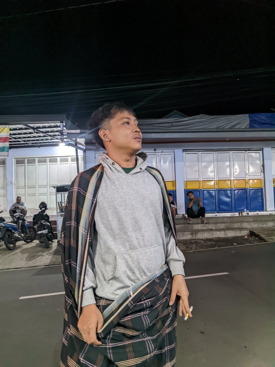 MasNazrull's tweet photo. Hanya memilih diam daripada banyak bicara namun dia tidak memahami semua perkataanmu
X https://t.co/OsJNo1PzeF
