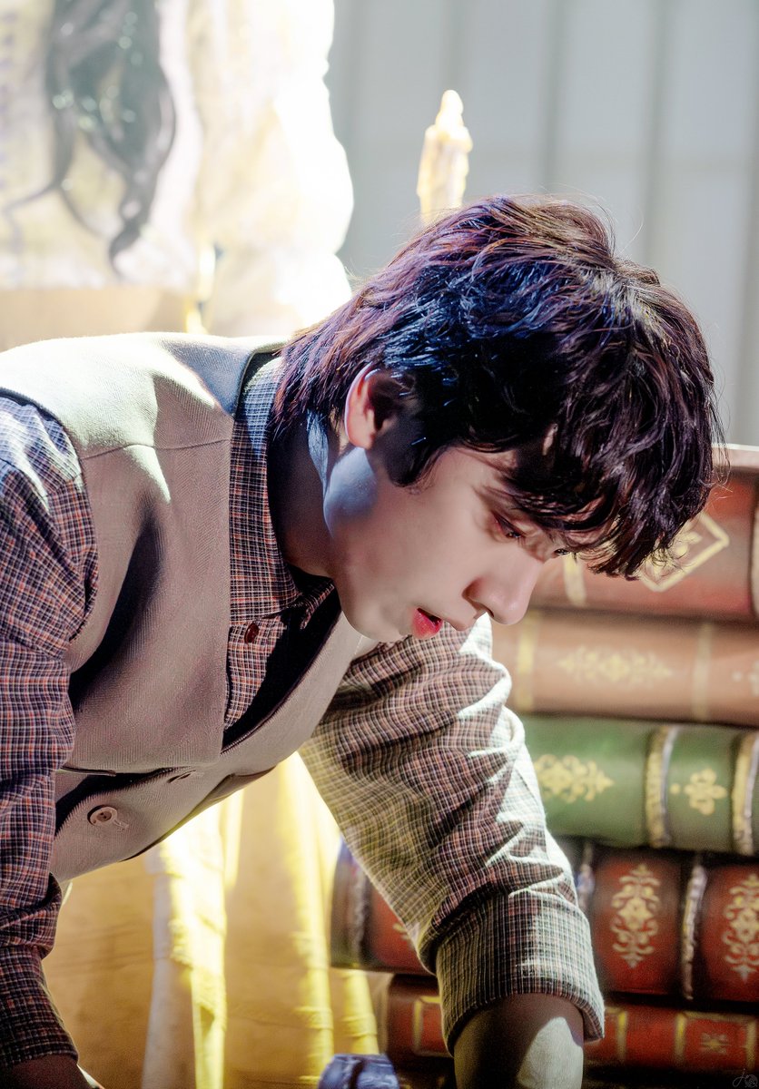 J__record's tweet photo. 260328 <너를 위한 글자> 스페셜커튼콜
'나와는 달랐던 너'
투리 | 윤승우

밝은 빛 속에 있다 생각했는데
쓸쓸한 눈빛을 가진 너

어쩜 나와 같을 너

#윤승우 #너를위한글자 https://t.co/SLXSQSv1mU