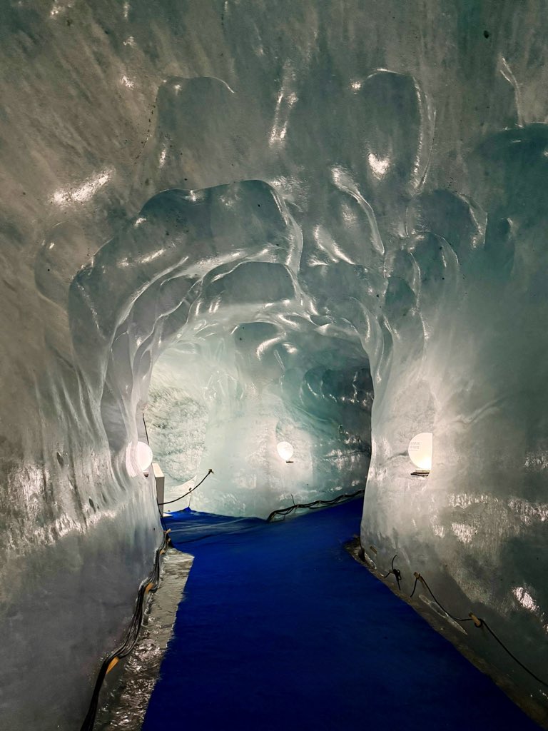 JeannetteCeja's tweet image. Glaciers and fondue with my love. ✨🌨️🫕

We visited the Mer de Glace, the largest glacier in France, arriving via a scenic train ride followed by a cable car. 

📍#Chamonix, Mont Blanc 🇫🇷 #France