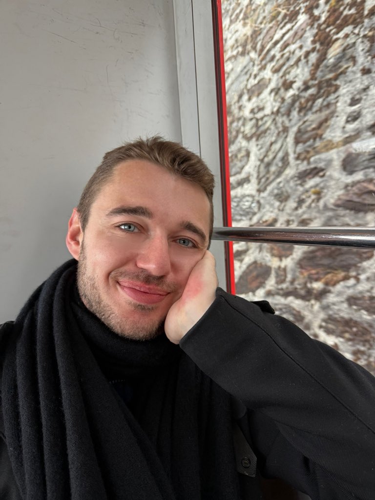 JeannetteCeja's tweet image. Glaciers and fondue with my love. ✨🌨️🫕

We visited the Mer de Glace, the largest glacier in France, arriving via a scenic train ride followed by a cable car. 

📍#Chamonix, Mont Blanc 🇫🇷 #France