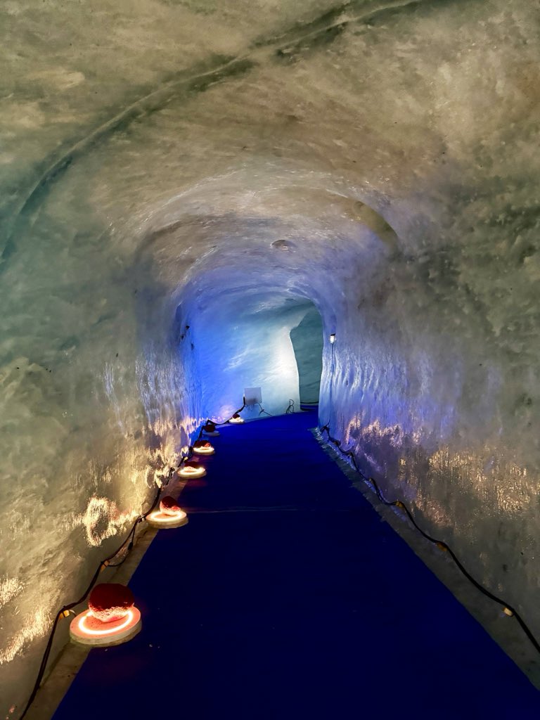 JeannetteCeja's tweet image. Glaciers and fondue with my love. ✨🌨️🫕

We visited the Mer de Glace, the largest glacier in France, arriving via a scenic train ride followed by a cable car. 

📍#Chamonix, Mont Blanc 🇫🇷 #France