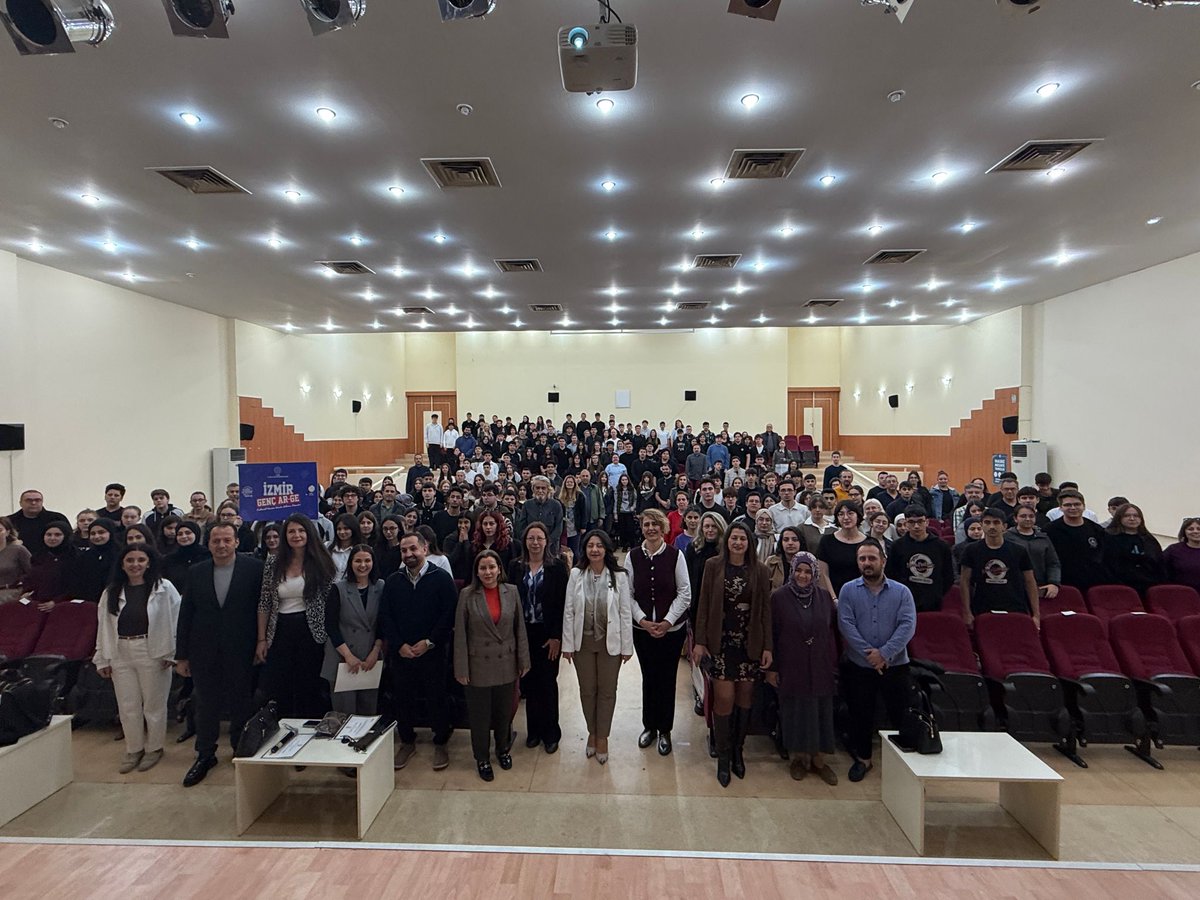 izmir_ilmem's tweet photo. 📊🚀 Gençler Geleceği Okuyor, Tasarlıyor!

İzmir İl Millî Eğitim Müdürlüğü AR-GE Birimi ile Ege Üniversitesi iş birliğinde yürütülen “Genç AR-GE İzmir Girişimcilik ve İnovasyon Projesi” kapsamında,
“Türkiye Yüzyılı Maarif Modeli Sistem Okuryazarlığı” eğitimleri başarıyla gerçekleştirildi.

🎓 Ege Üniversitesi Mühendislik Fakültesi’nde düzenlenen programda;
bilgi, dijital, finansal, kültürel, sanatsal ve sürdürülebilirlik okuryazarlıkları çok yönlü olarak ele alındı.

💡 Alanında uzman akademisyenler eşliğinde gerçekleştirilen eğitimlerde öğrenciler;
• Analiz etme
• Üretme
• Tasarlama
• Değeri dönüştürme

becerilerini geliştirme fırsatı buldu.

🧠✨ Uygulamalı çalışmalarla desteklenen programda; poster hazırlama ve logo tasarımı gibi yaratıcı süreçler de deneyimlendi.

📍 Gençlerin değişen dünyaya uyum sağlayan, teknolojiyle bütünleşen ve geleceği şekillendiren bireyler olarak yetişmesine katkı sunan bu değerli programda emeği geçen tüm akademisyenlerimize, öğretmenlerimize ve öğrencilerimize teşekkür ediyoruz.
@tcmeb @Yusuf__Tekin @drsuleymanelban @yahsiomer