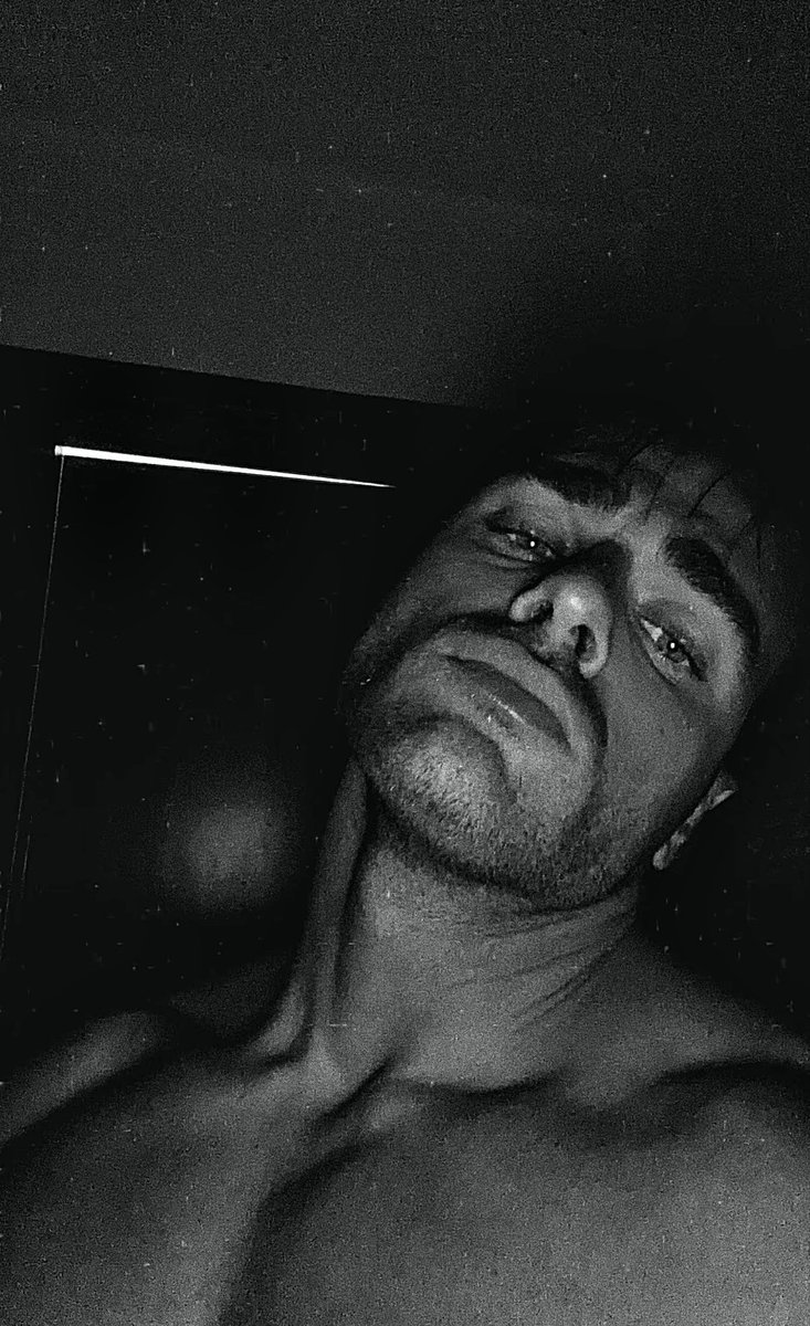 Raffaelissima's tweet image. Ci pensate che se si pubblica questa foto di #sd8 arrivano delle signorotte addestrate a scrivere che è indecoroso mostrare le spalle? Ci pensate che lo fanno perché pensano di infangarlo? Davvero esilarante