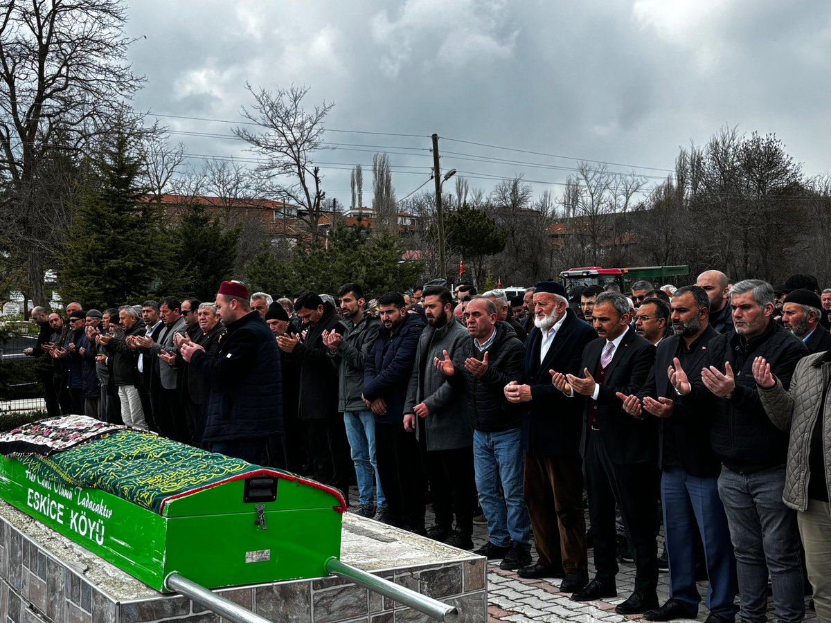 kulcumuzaffer's tweet photo. Çorum Kahveciler ve İnternetçiler Odası Başkanımız Ahmet Şen’in annesi Münevver Şen teyzemizi son yolculuğuna uğurladık. Rabbimden merhumeye rahmet, ailesi ve dostlarına sabrı cemil diliyorum. Mekanı Cennet olsun inşallah. https://t.co/ErBpSjV4o2