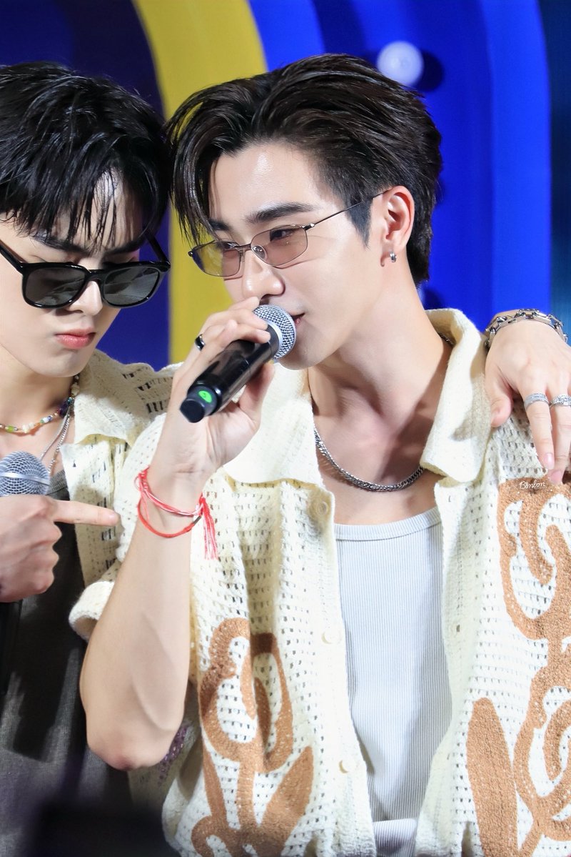 noperthnolife's tweet image. หนูรู้ว่าพี่เพิ้ดหล่อมาก 

แต่! นี่! ของ!! หนูนะ!!!! 😾💢

PERTH SANTA AT SONGKRAN THE MALL BANGKAPI

​#TheMallSongkranxPerthSanta
#PerthSanta #เพิร์ธแซนต้า