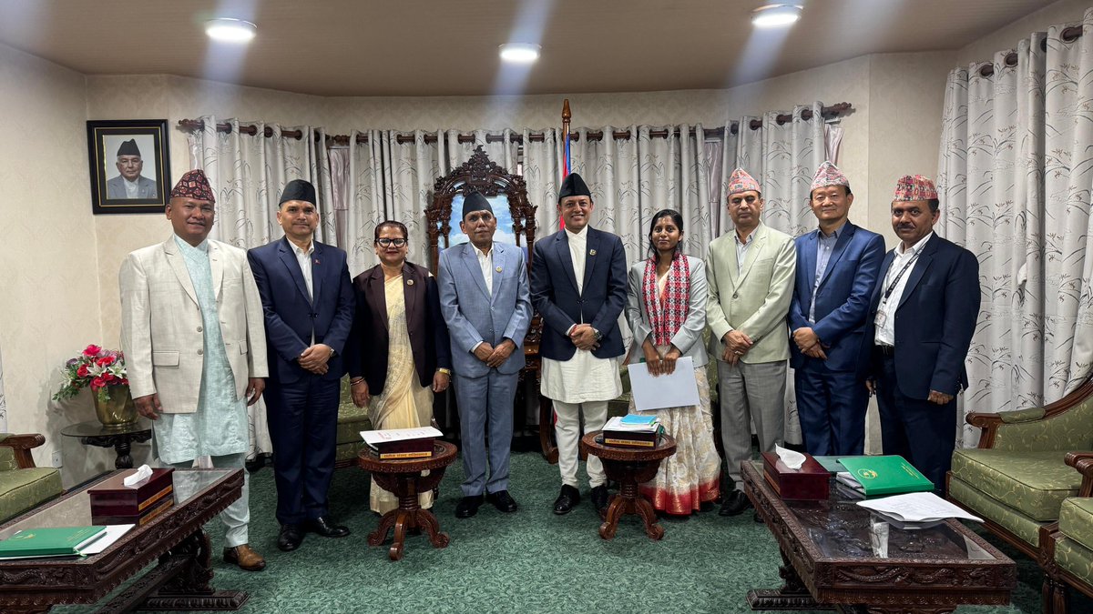 सभामुख डोल प्रसाद अर्यालको सभापतित्वमा बसेको संघीय संसद सचिवालय सञ्चालन तथा व्यवस्थापन समितिको बैठकले पदाधिकारी र सदस्यका स्वकीय सचिवहरूको योग्यता निर्धारण गर्ने निर्णय गरेको छ। आवश्यक कानुनी व्यवस्थाका लागि कानुन मन्त्रालयलाई सिफारिस पठाइनेछ।