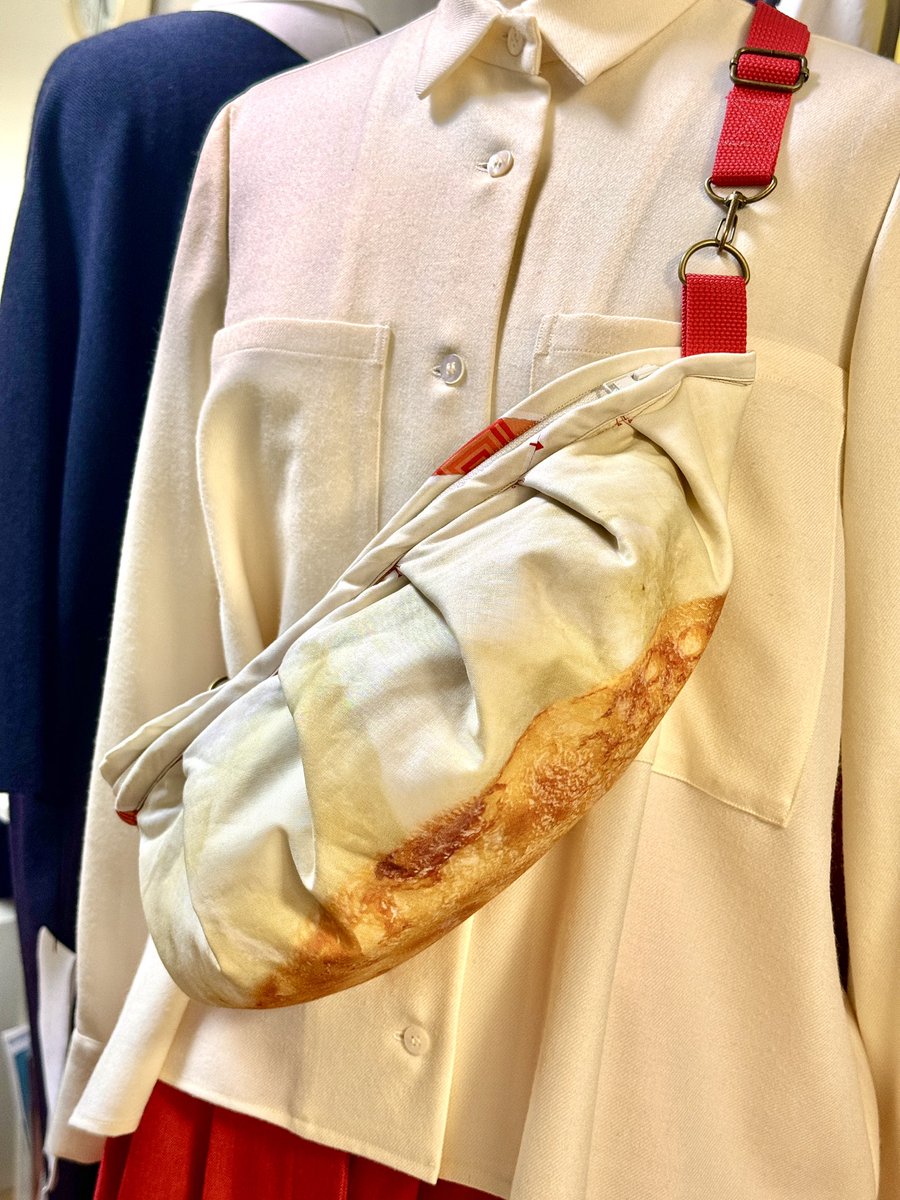petite_dragonne's tweet photo. 餃子🥟バッグ作りました‼️…と言うつもりが、思ったより難しくて、結局材料だけ揃えて全部作ってもらっちゃった😅私は最初から最後まで見てただけ…恥ずかしいけどめちゃめちゃ可愛いバッグになって本当に嬉しい😍 ありがとう😘#餃子, #手作り, #ソーイング https://t.co/zKUFUWT5aN