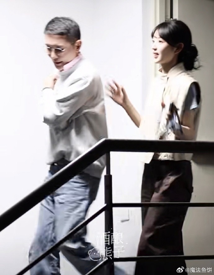 sarasirist's tweet photo. นุ้งออกมาพร้อมคุณหลิวชง (Rocco Liu) บก.บริหาร Vogue china คาดหวังงานเดี่ยวไม่ก็คู่ค่ะ แหะ #tianxiwei #เถียนซีเวย https://t.co/aCMpVn60e1
