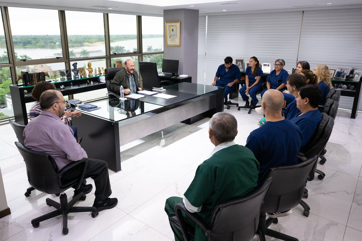 insfran_gildo's tweet photo. REUNIÓN CON KINESIÓLOGOS

Esta mañana recibimos en Casa de Gobierno al Equipo de Kinesiología del @hacfsa.

En la reunión dialogamos sobre el crecimiento del sistema de salud pública en nuestra provincia y los desafíos que atraviesa, destacando la atención, el acompañamiento y el amor brindado a sus pacientes.

En su día, saludamos a todos los kinesiólogos y kinesiólogas de Formosa, agradeciendo por su aporte a la salud y bienestar de nuestra comunidad.

#TodosUnidos #Formosa