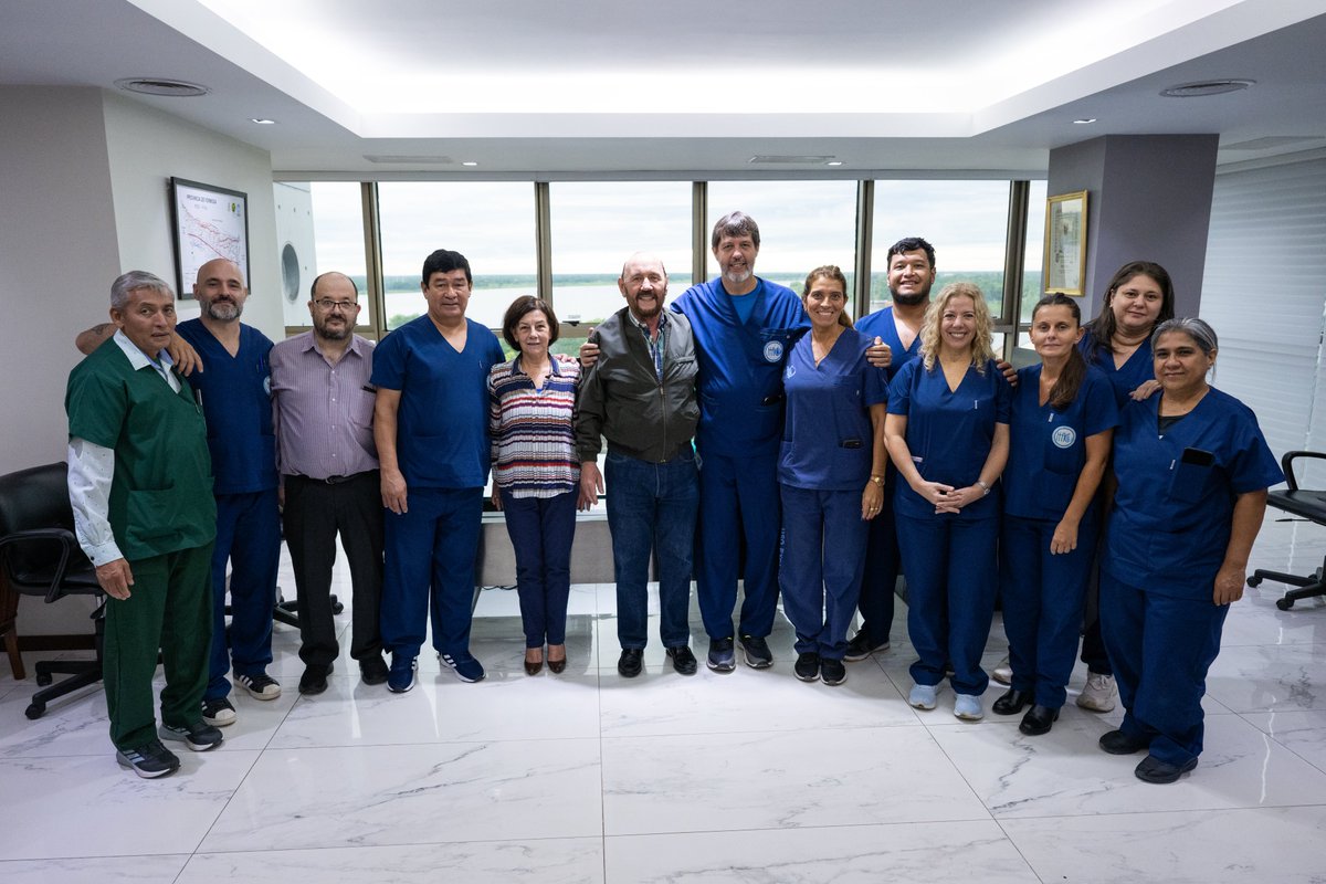 insfran_gildo's tweet photo. REUNIÓN CON KINESIÓLOGOS

Esta mañana recibimos en Casa de Gobierno al Equipo de Kinesiología del @hacfsa.

En la reunión dialogamos sobre el crecimiento del sistema de salud pública en nuestra provincia y los desafíos que atraviesa, destacando la atención, el acompañamiento y el amor brindado a sus pacientes.

En su día, saludamos a todos los kinesiólogos y kinesiólogas de Formosa, agradeciendo por su aporte a la salud y bienestar de nuestra comunidad.

#TodosUnidos #Formosa