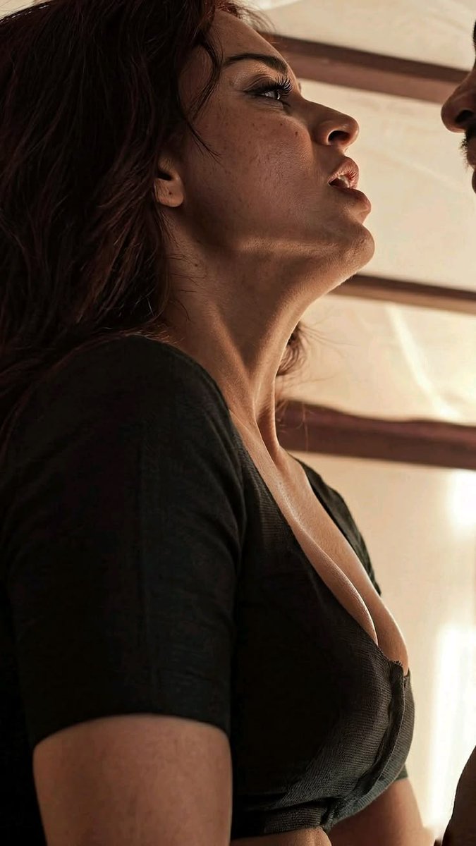 MrNavelist's tweet photo. Just saw this video where her b00bs were pressed so hard af and her lips were eaten completely

Ufff kangana 🥵 https://t.co/GbxtsH6wcv