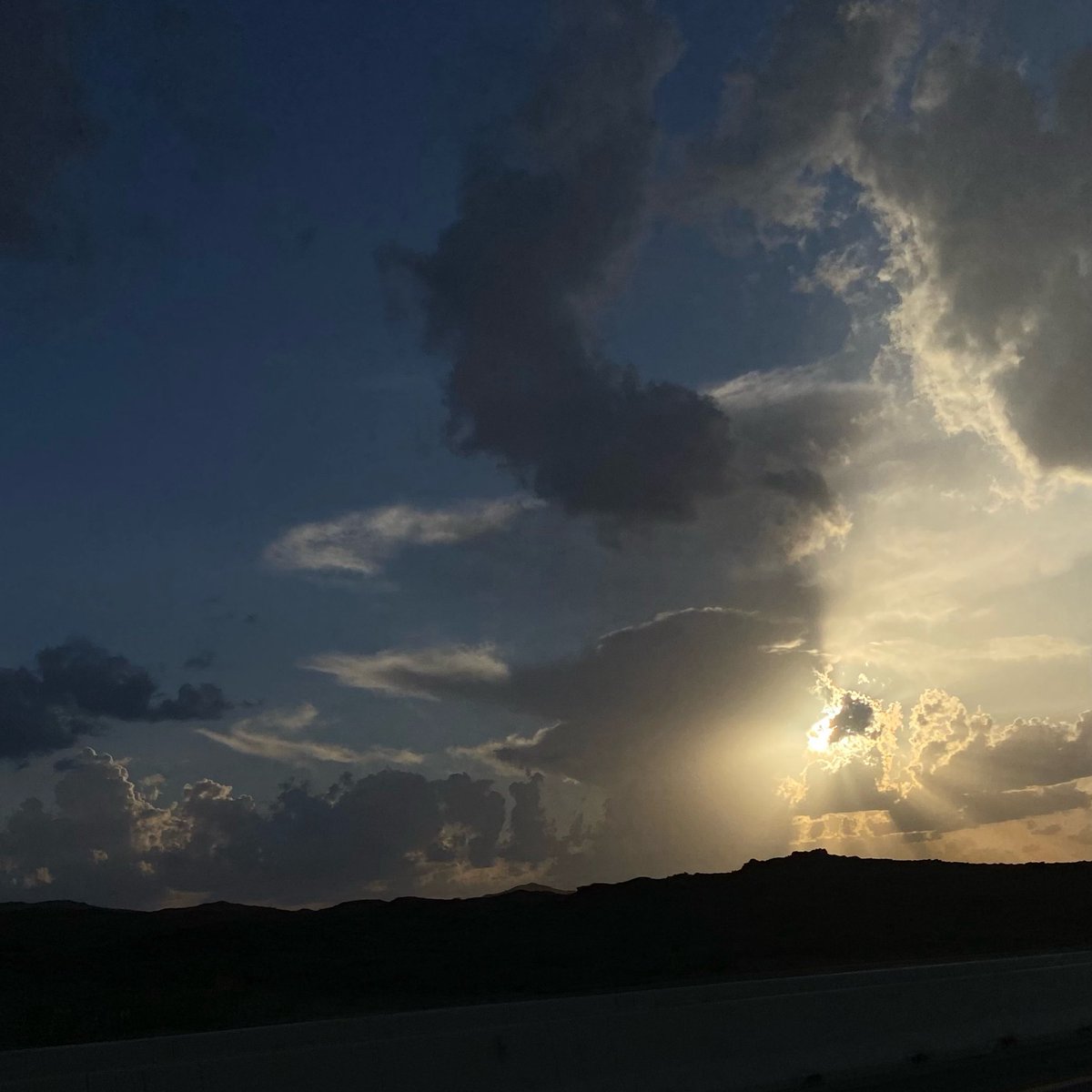 liii8a's tweet photo. "مامن شيءٍ بوسعه أن يحجب الشَّمس عن روحك فالضوء نافذ والنور وارد والصُبح دائمًا قريب." https://t.co/TaPeG5NcAE