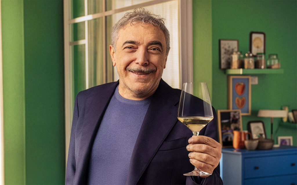 WineNewsIt's tweet image. “Senza #vino sulla #tavola, a #cena, sembra di essere soli. Il vino è festa”. Parola di #NinoFrassica. A WineNews uno tra i più grandi #comici, #attori e uomini di #spettacolo del Belpaese, e nuovo volto della campagna di #Tavernello per #Caviro, winenews.it/it/senza-vino-…