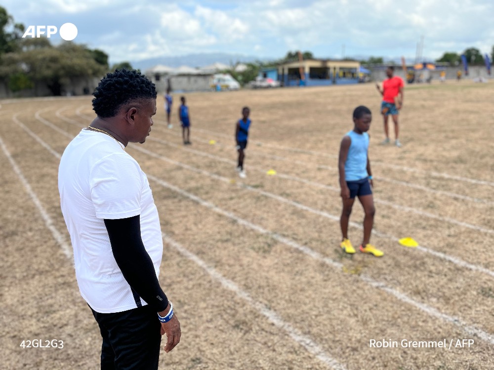 Julestelles's tweet photo. De niños a estrellas del atletismo, la transmisión del arte del esprint en Jamaica #AFP #AFPdeportes https://t.co/60Q3kUsHBO https://t.co/2u0oWdMzYW