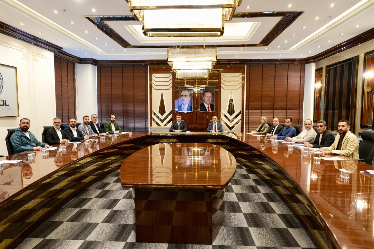 Erdalarikan12's tweet photo. Bingöl Akıllı Şehir Çalıştayı İçin İstişare Toplantımızı Gerçekleştirdik

Fırat Kalkınma Ajansı desteğiyle, Belediyemiz ve Bingöl Üniversitesi iş birliğinde gerçekleştireceğimiz “Bingöl Akıllı Şehir Dönüşüm Çalıştayı” öncesinde istişare toplantımızı yaptık.

Rektörümüz Prof. Dr. Erdal Çelik, kıymetli akademisyenlerimiz ve belediyemizin teknik ekibiyle bir araya geldiğimiz toplantıda; 21-22 Mayıs tarihlerinde düzenleyeceğimiz çalıştayın kapsamını, bilimsel altyapısını,  uygulama sürecini hedeflerini ve yol haritasını detaylı şekilde ele aldık.

Gerçekleştireceğimiz bu çalıştay; Bingöl’ün ihtiyaçlarını sahadan gelen verilerle ortaya koyan, akademik bilgi ile yerel tecrübeyi buluşturan ve doğrudan çözüme odaklanan önemli bir adım olacaktır.

Çalıştay sonunda elde edilecek veriler doğrultusunda hazırlanacak Çalıştay Raporu, şehrimizin geleceğine yön verecek olan Bingöl Akıllı Şehir Strateji Planı’nın temelini oluşturacaktır.

Bu süreçle birlikte hedefimiz; daha yaşanabilir, daha planlı ve teknolojiyi etkin kullanan bir Bingöl’ü ortak akılla inşa etmektir.

Katkı sunan tüm akademisyenlerimize ve emeği geçen ekiplerimize teşekkür ediyorum.
