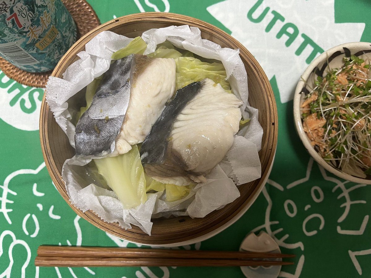 週の頭からガチ残業からの〜、お魚の日は、朝冷蔵庫に移して自然解凍しといた鰆の切り身と春キャベツを #せいろ蒸し して、チャッピーさんが教えてくれた薄めた白だしに柚子胡椒混ぜたタレかけて。ブロッコリースプラウトとメンツナかんかんあえた小鉢もつけた！蒸した鰆は正義！はぁ疲れたぜ！