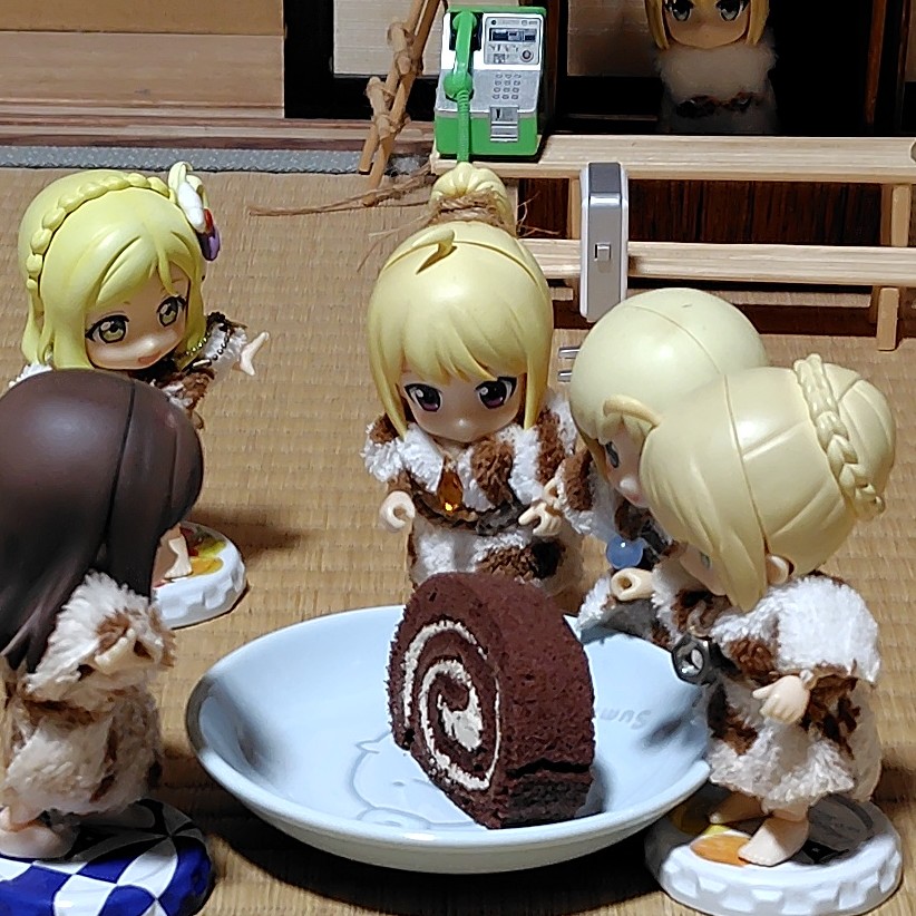 はいお前ら。
今日の差し入れはロールケーキだよ。
 #キューポッシュ