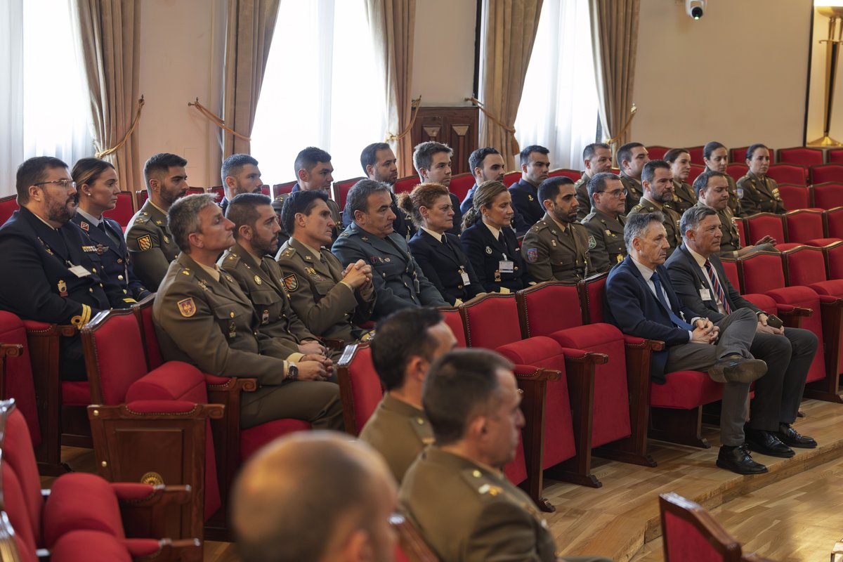 Defensagob's tweet image. Comienza la fase presencial del Curso de Comunicación Social de la #Defensa.

La directora de comunicación del Ministerio destaca que esta etapa “busca formar profesionales críticos y exigentes, con una visión estratégica de la  comunicación y compromiso con el servicio público”.