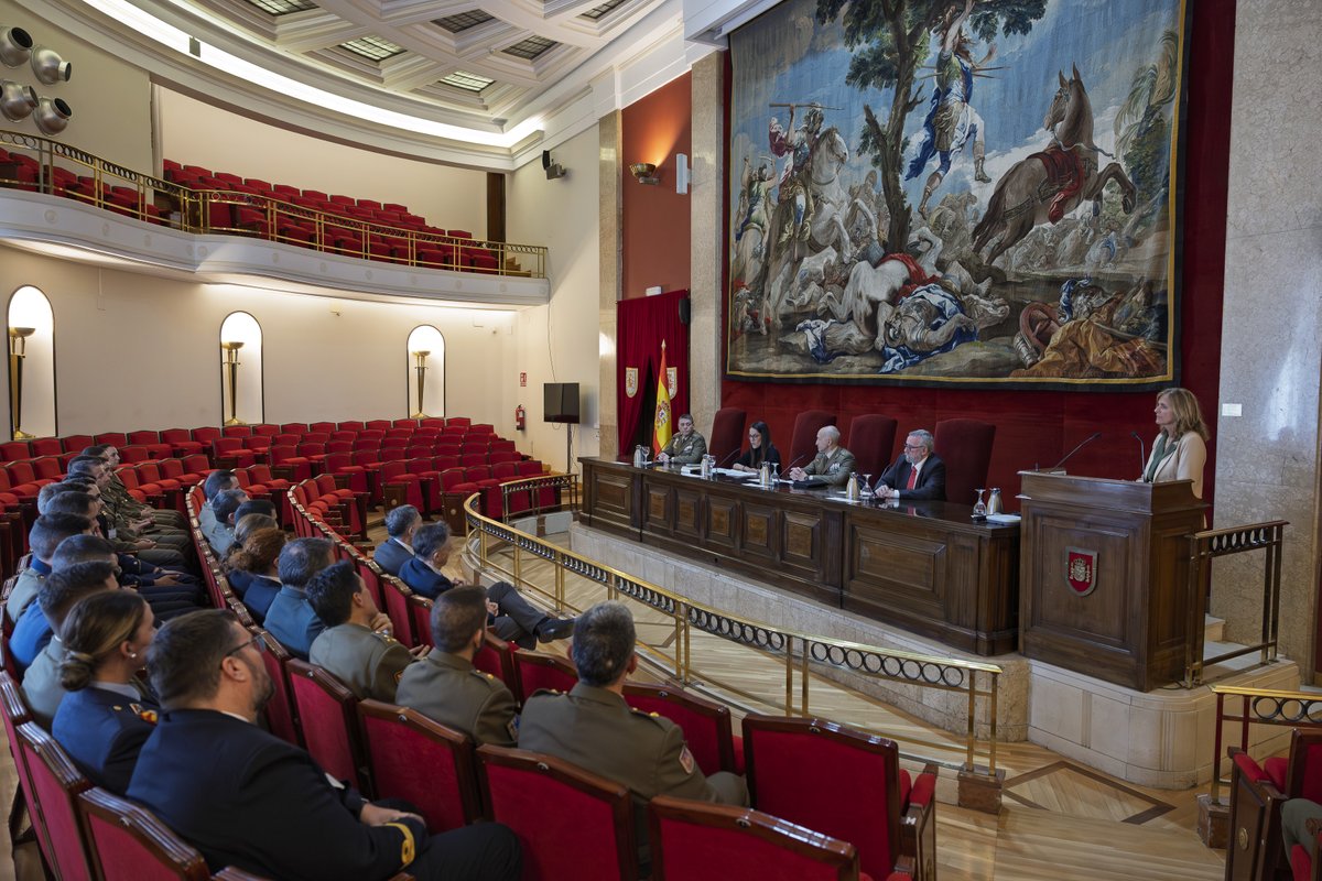 Defensagob's tweet image. Comienza la fase presencial del Curso de Comunicación Social de la #Defensa.

La directora de comunicación del Ministerio destaca que esta etapa “busca formar profesionales críticos y exigentes, con una visión estratégica de la  comunicación y compromiso con el servicio público”.