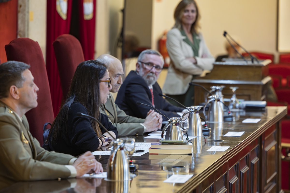 Defensagob's tweet image. Comienza la fase presencial del Curso de Comunicación Social de la #Defensa.

La directora de comunicación del Ministerio destaca que esta etapa “busca formar profesionales críticos y exigentes, con una visión estratégica de la  comunicación y compromiso con el servicio público”.