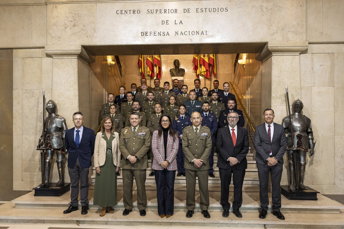 Defensagob's tweet image. Comienza la fase presencial del Curso de Comunicación Social de la #Defensa.

La directora de comunicación del Ministerio destaca que esta etapa “busca formar profesionales críticos y exigentes, con una visión estratégica de la  comunicación y compromiso con el servicio público”.