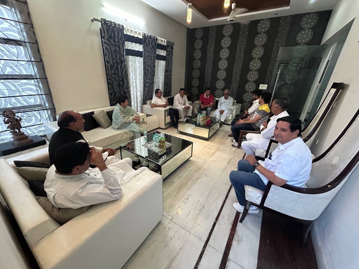 Kumari_Selja's tweet photo. श्री शम्मी नागपाल जी के भाई श्री सुरेश नागपाल जी के निधन पर उनके हिसार स्थित आवास पर पहुंचकर गहरी शोक संवेदना व्यक्त की।

ईश्वर से प्रार्थना है कि दिवंगत आत्मा को अपने श्रीचरणों में स्थान प्रदान करें तथा परिवार को इस अपार दुःख को सहन करने की शक्ति प्रदान करें। https://t.co/EB022ivRbq