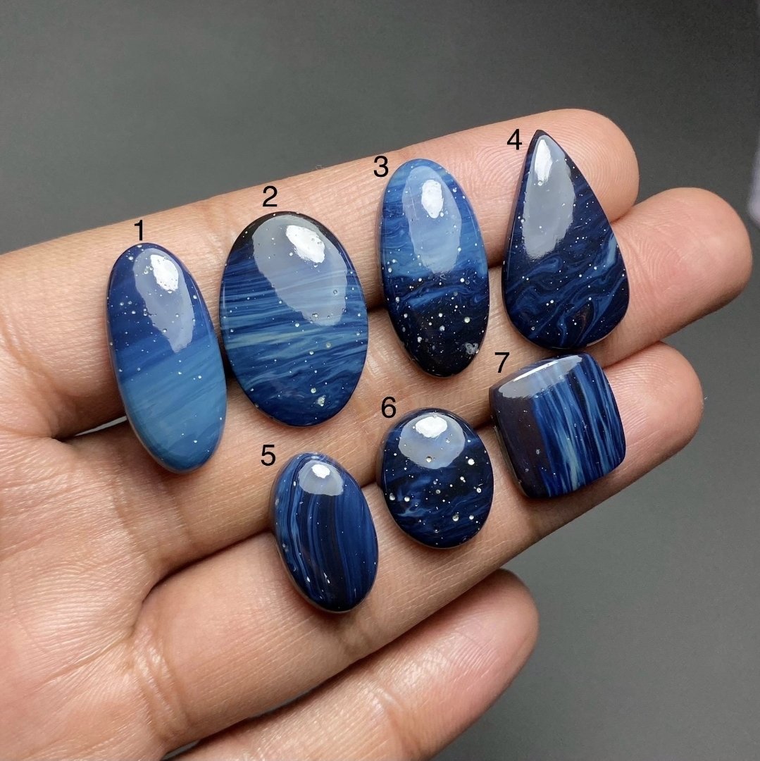 리랜드 블루 (Leland blue) 라는 걸 봤어요
철 정제 과정에서 나온 폐기물이 굳고 파도에 깎여 만들어진 일종의 유리라는데 너무 예쁘다고 생각해요... 예쁜쓰레기 살지말지 고민하고있어요 너무귀여운데