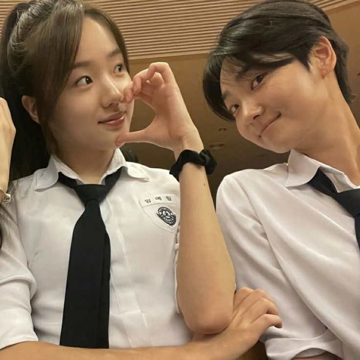 rose ⚢ tweet media