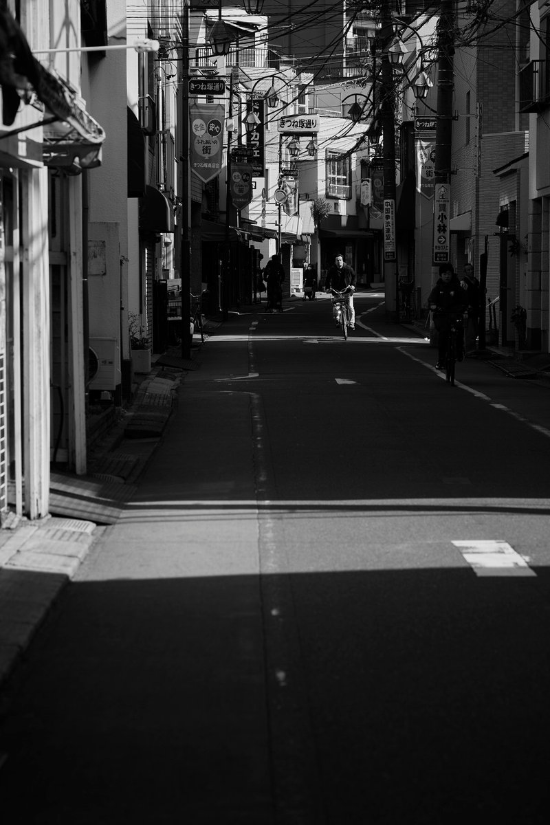 zauber2011's tweet photo. The city breaks, then forms again.

#UrbanFragments
#LightAndShadow
#VisualDeconstruction
#StreetPhotography
#MonochromeVision https://t.co/lpOERGaeL0