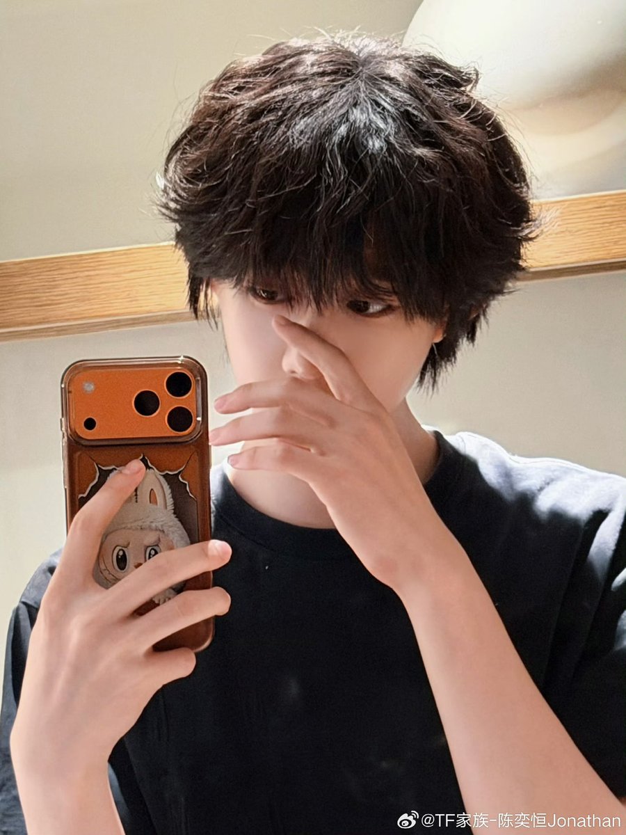 cyhbaobao's tweet photo. 260413 천이헝 웨이보 🆙

好久没见了！但是呢，你们知道我这段时间在干嘛吗，我这段时间在给你们准备特别好看的照片。😁😁这几张照片我觉得你们绝对会喜欢。我都喜欢，你们怎么会不喜欢哈哈😁👍🏻👍🏻

#천이헝 #陈奕恒 #ChenYiheng #TF家族 https://t.co/f85ZPWC3P8