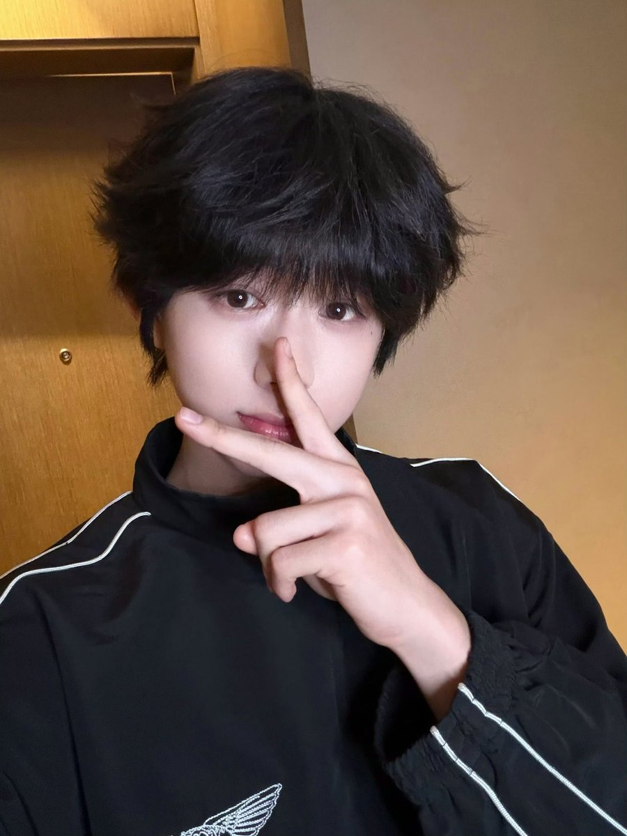 cyhbaobao's tweet photo. 260413 천이헝 웨이보 🆙

好久没见了！但是呢，你们知道我这段时间在干嘛吗，我这段时间在给你们准备特别好看的照片。😁😁这几张照片我觉得你们绝对会喜欢。我都喜欢，你们怎么会不喜欢哈哈😁👍🏻👍🏻

#천이헝 #陈奕恒 #ChenYiheng #TF家族 https://t.co/f85ZPWC3P8