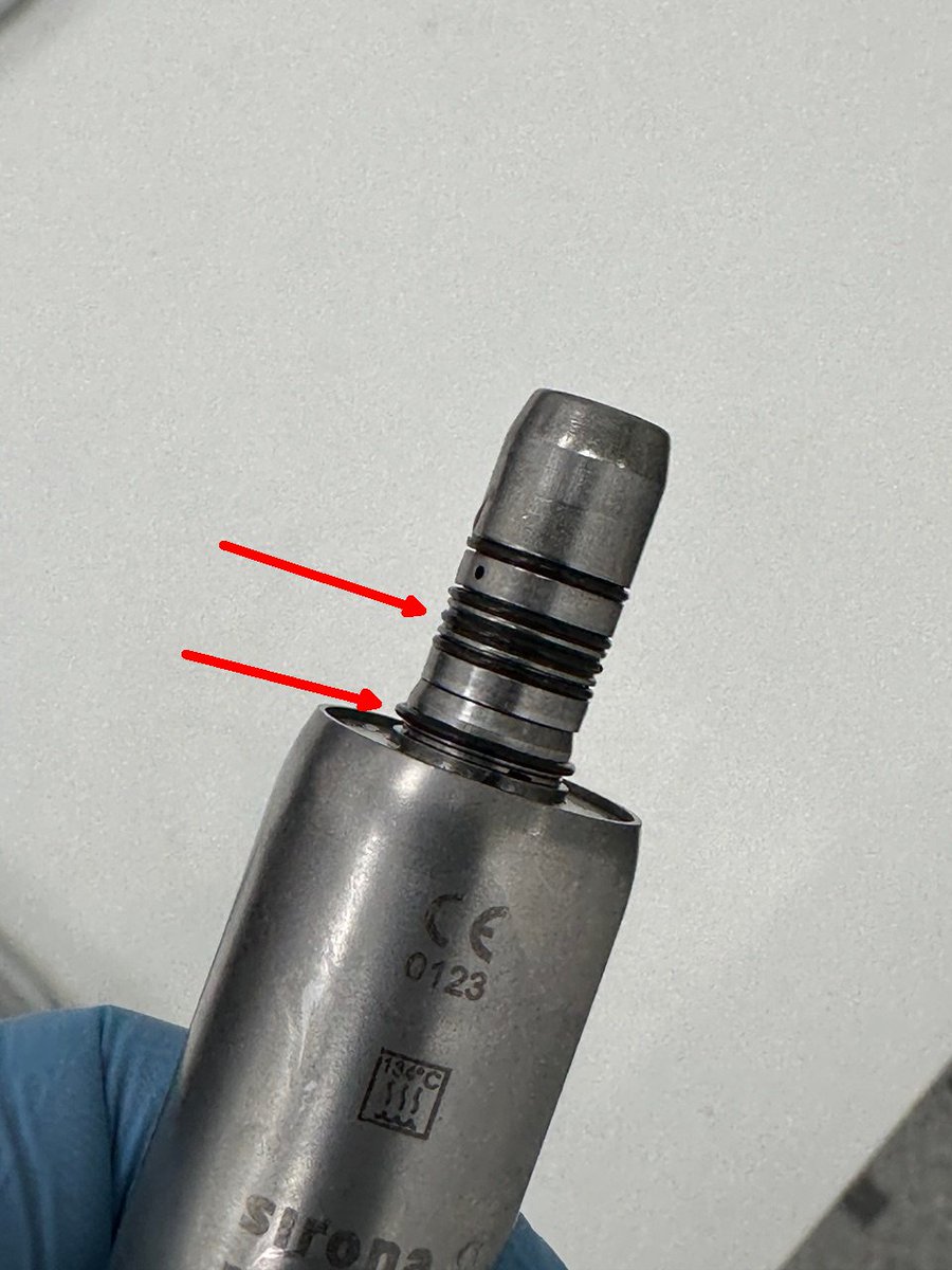 Der Servicetechniker hatte bei der Wartung wohl seinen kreativen Tag. 2 von 3 Kupplungen für das Winkelstück hatte 1-2 zusätzliche O-Ringe.
Natürlich funktioniert die Kupplung nicht mit zusätzlichen O-Ringen.
Was macht dieser Mensch eigentlich beruflich?