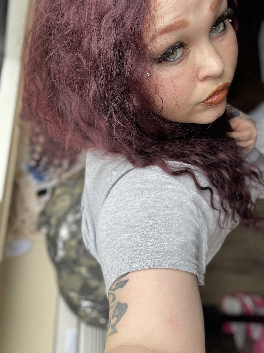 FYNESTPRINCESS's tweet photo. Allow me to introduce myself. This is me Dee Florida bound. I never have luck getting followers on here. So 🥂 to time wasted AGAIN🤣 https://t.co/1RC10oci5O