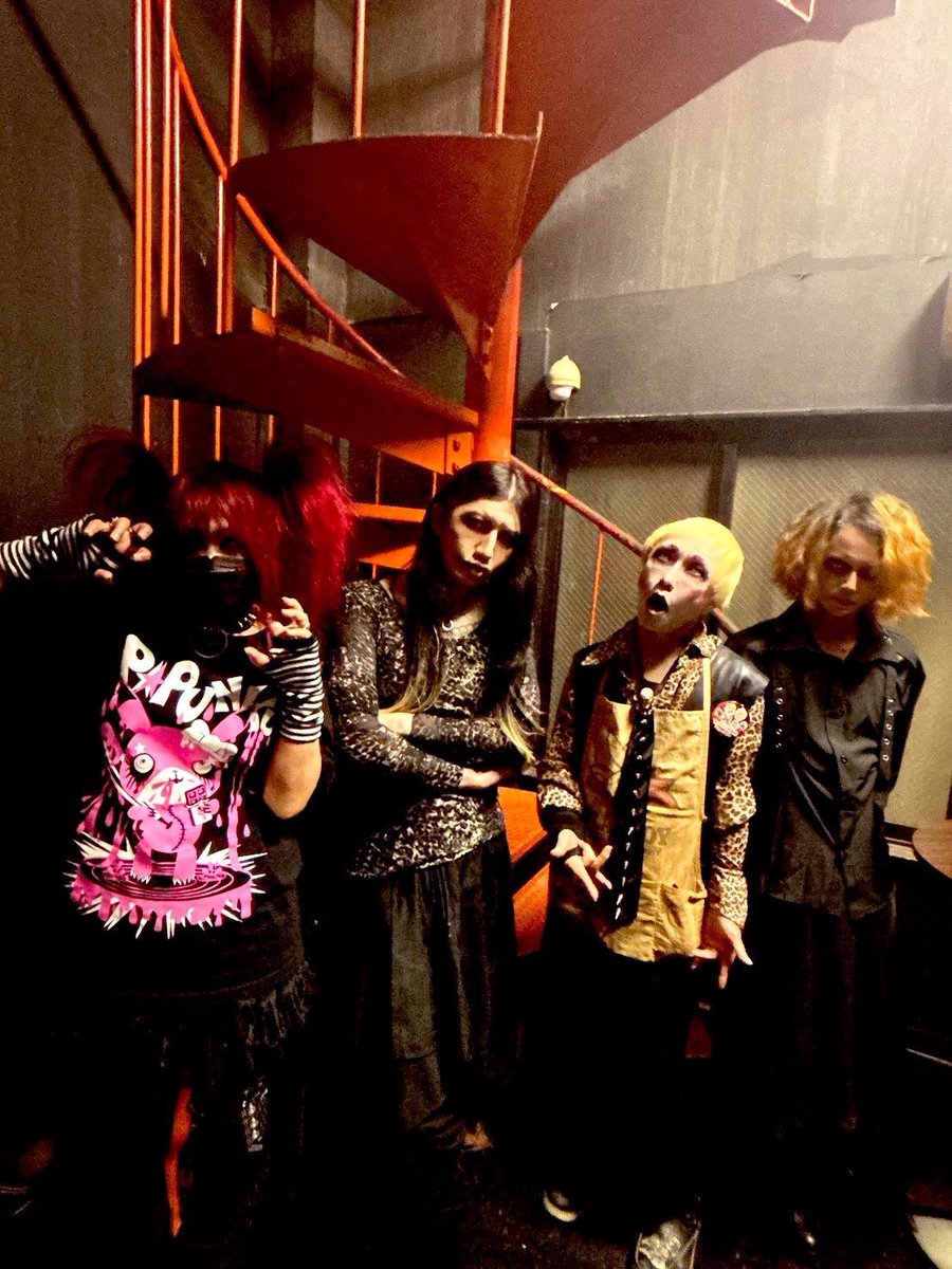 SHOGOLOVEISOVER's tweet photo. †NEXT LIVE†

20260507新宿SAMURAI
波乱！狂神パンディズム！！2
18:30 / 19:00
5,500円 / 6,000円 (+1D)
※フルカラープリントマフラータオル付

アンチフェミニズム
死んだパンダ噛んだズ

▼チケット
店頭発売1番〜4月7日19時より
▼予約
https://t.co/18XPSbr0Os
▼新宿SAMURAI 03-5287-3390 https://t.co/it37WmTrhI