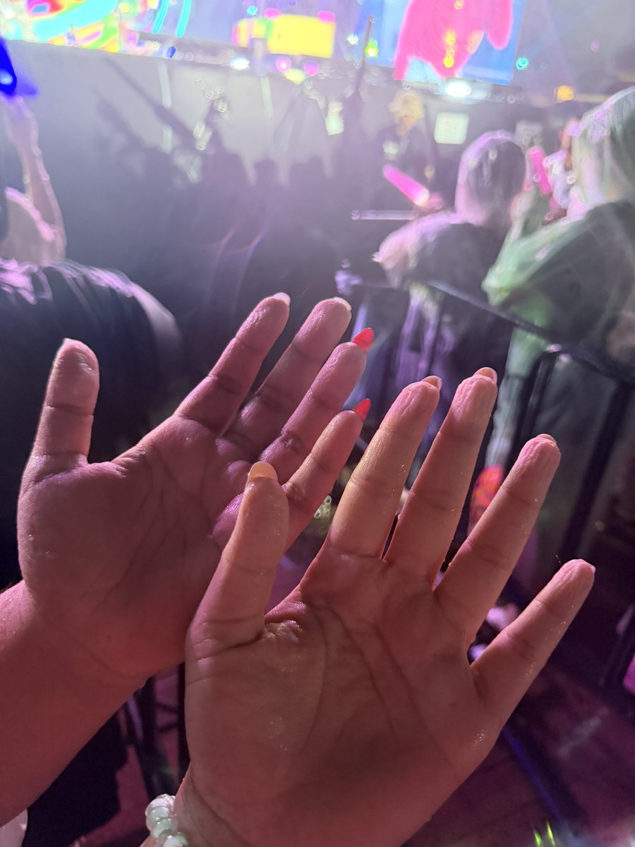 เฟิร์นที่แปลว่าเพื่อนแจบอมมี่🤭 tweet media