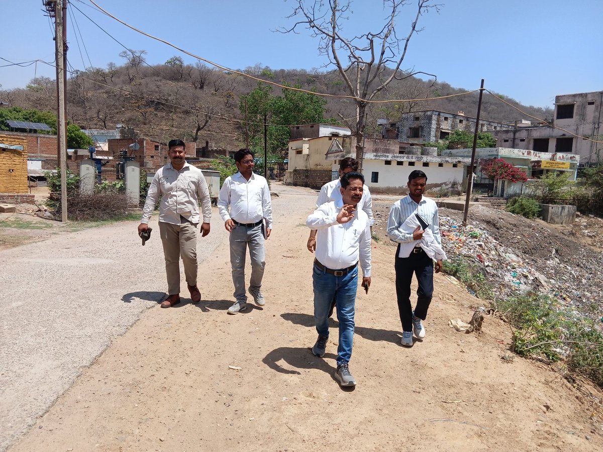 लक्ष्मण पहाड़ी हेतु मार्ग निर्माण के उद्देश्य से उप प्रभागीय वनाधिकारी श्री राजीव रंजन, रेंजर कर्वी श्री नफीस खान, वन दरोगा श्री हिमांशु एवं लोक निर्माण विभाग (प्रांतीय खंड) के अवर अभियंता द्वारा संयुक्त सर्वेक्षण कराया गया