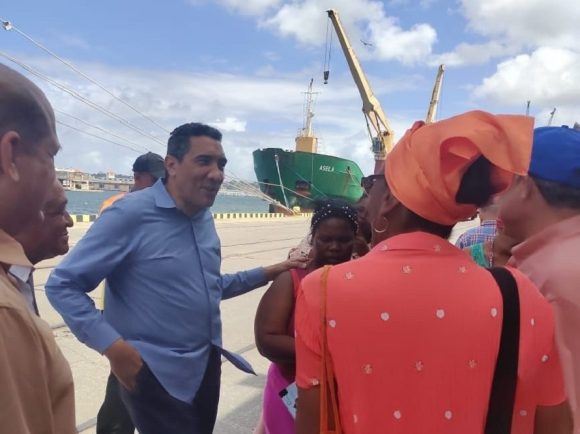 El ministro de Transporte, <a href="/E_RdgzDavila/">Eduardo Rodríguez Dávila</a>, recorrió el puerto de Batabanó y la terminal Haiphong,  supervisando la remodelación de la terminal de pasajeros hacia Isla de  la Juventud y la descarga de arroz donado por #China. #CubaEstáFirme #UnidosXCuba #TransporteCuba <a href="/MitransCuba/">Ministerio del Transporte de Cuba</a>