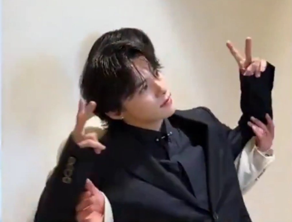 juntaku10's tweet photo. 純拓TikTok撮ったらハグするし頭コテンの2ショ撮るし手も握るし膝も抱くし永縁ムービーでいちゃつくしメンプロにも登場するし…… https://t.co/7T8oYZ4y8q