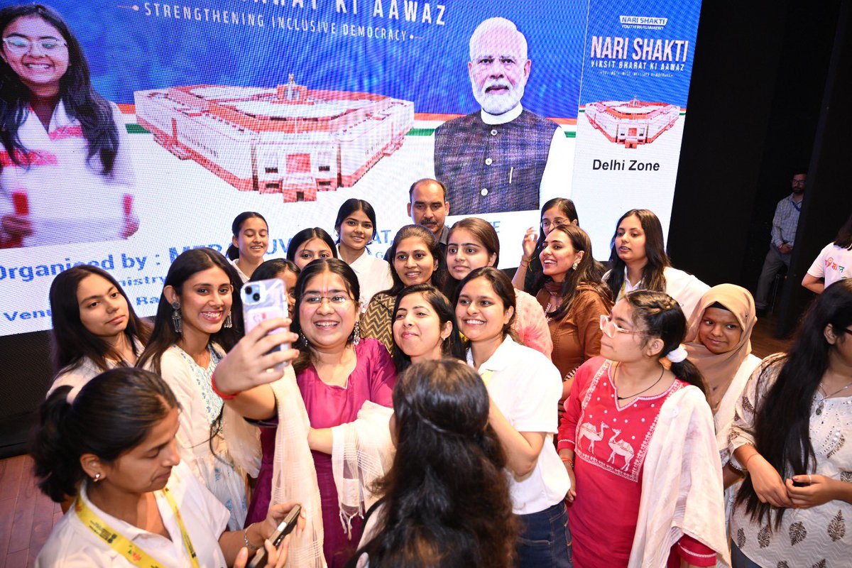 khadseraksha's tweet photo. 📍SRCC, Delhi
विकसित भारत के संकल्प को मिली युवा उड़ान ..!!

आज ‘MY Bharat Budget Quest’ के नेशनल राउंड में देशभर से आए ऊर्जावान, प्रतिभाशाली और जागरूक युवाओं स��� संवाद कर मन अत्यंत प्रसन्न हुआ। यह आयोजन केवल एक प्रतियोगिता नहीं, बल्कि राष्ट्र-निर्माण की दिशा में उभरती नई चेतना और जनभागीदारी की सशक्त क्रांति का प्रतीक है।

नीति-निर्माण में युवाओं की सक्रिय भागीदारी और Nation First का संकल्प ही #ViksitBharat2047 की वास्तविक नींव है। इस ऐति��ासिक पहल में देश के 12 लाख से अधिक युवाओं ने भागीदारी सुनिश्चित कर जागरूक लोकतंत्र और उत्तरदायी नागरिकता का एक नया कीर्तिमान स्थापित किया है। इस अवसर पर आज देश के 17 केंद्रों पर 14,000 से अधिक युवाओं की उल्लेखनीय सहभागिता यह दर्शाती है कि आज का युवा केवल लोकतंत्र का साक्षी नहीं, बल्कि नीति-निर्माण और राष्ट्र-निर्माण का सक्रिय भागीदार बन चुका है।

शहरों से लेकर गाँवों तक, विविध भाषाओं, संस्कृतियो��� और क्षेत्रों से आए युवाओं ने एक स्वर में आत्मनिर्भर भारत और विकसित भारत का संकल्प दोहराया। महिला सशक्तिकरण की दिशा में भी यह पहल एक महत्वपूर्ण उपलब्धि के रूप में सामने आई है। MY Bharat मंच आज करोड़ों युवाओं की आकांक्षाओं, नेतृत्व क्षमता और नवाचार की ऊर्जा को नई दिशा प्रदान कर रहा है।

मुझे पूर्ण विश्वास है कि जब भारत अपनी स्वतंत्रता के 100 ��र्ष पूर्ण कर 2047 में प्रवेश करेगा, तब भारत विश्व के प्रत्येक क्षेत्र में अग्रणी राष्ट्र के रूप में स्थापित होगा।

यही युवा शक्ति विकसित, आत्मनिर्भर, समृद्ध और वैश्विक नेतृत्व वाले भारत की सबसे मजबूत नींव है। सभी प्रतिभागियों को उनके उज्ज्वल भविष्य के लिए मेरी हार्दिक शुभकामनाएँ।

#ViksitBharat #MYBharat #BudgetQuest